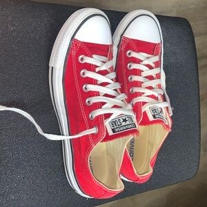 Unisex converse Chuck EXCELENT condition! I purchased them new! Worn once!